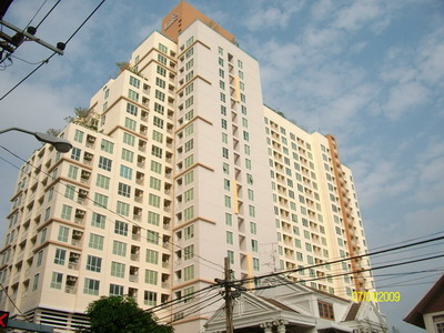 Very nice 1 bed unit for rent in a luxury condo building in the Huay Kwang area