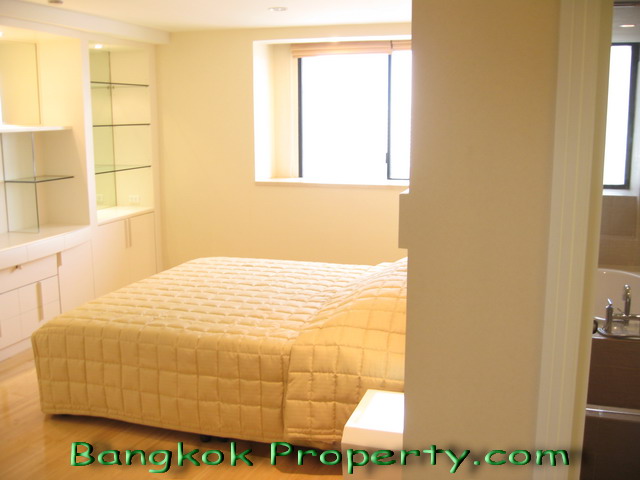 Sukhumvit.  3 Bedrooms Condo / Apartment To Buy. 260sqm (id:203)