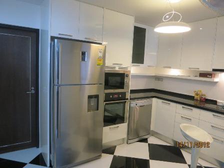 Really nice 3 Bedrooms Apartment For Rent in low sukhumvit near to the BTS. 230sqm (id:2397)