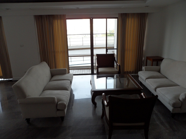 Sukhumvit.  4 Bedrooms Condo / Apartment For Rent. 378sqm (id:386)