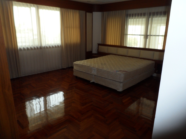 Sukhumvit.  4 Bedrooms Condo / Apartment For Rent. 378sqm (id:386)