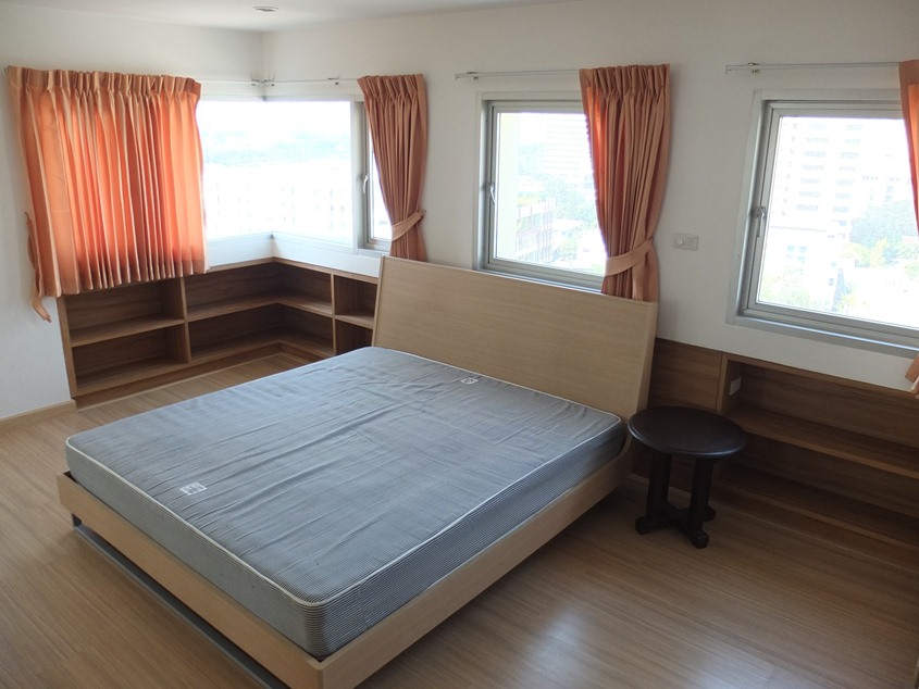 Sukhumvit.  3 Bedrooms Condo / Apartment For Rent. 200sqm (id:653)