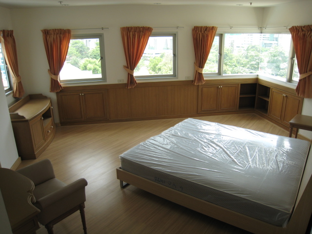 Sukhumvit.  3 Bedrooms Condo / Apartment For Rent. 165sqm (id:2479)
