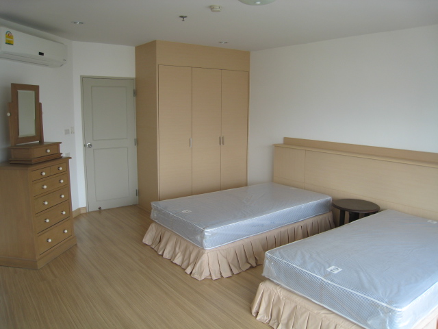 Sukhumvit.  3 Bedrooms Condo / Apartment For Rent. 165sqm (id:2479)