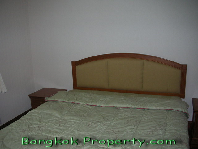 Sukhumvit.  3 Bedrooms Condo / Apartment For Rent. 230sqm (id:217)