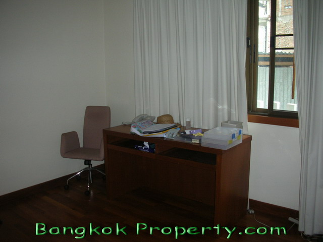Sukhumvit.  3 Bedrooms Condo / Apartment For Rent. 281sqm (id:221)