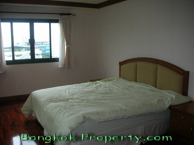 Sukhumvit.  3 Bedrooms Condo / Apartment For Rent. 260sqm (id:226)