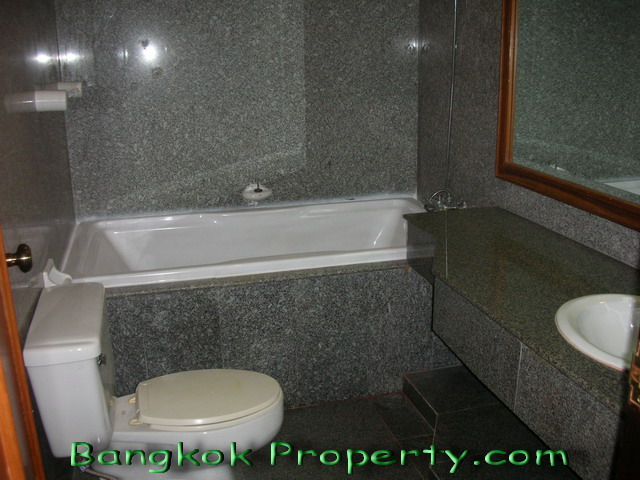 Sukhumvit.  3 Bedrooms Condo / Apartment For Rent. 260sqm (id:226)