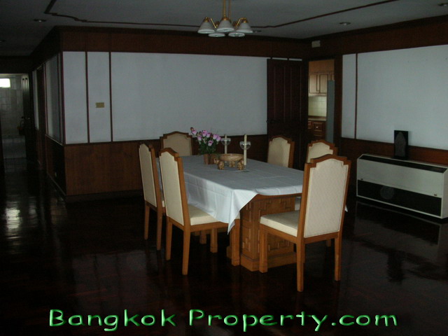 Sukhumvit.  3 Bedrooms Condo / Apartment For Rent. 250sqm (id:241)