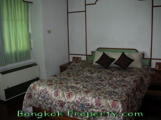 Sukhumvit.  3 Bedrooms Condo / Apartment For Rent. 250sqm (id:241)