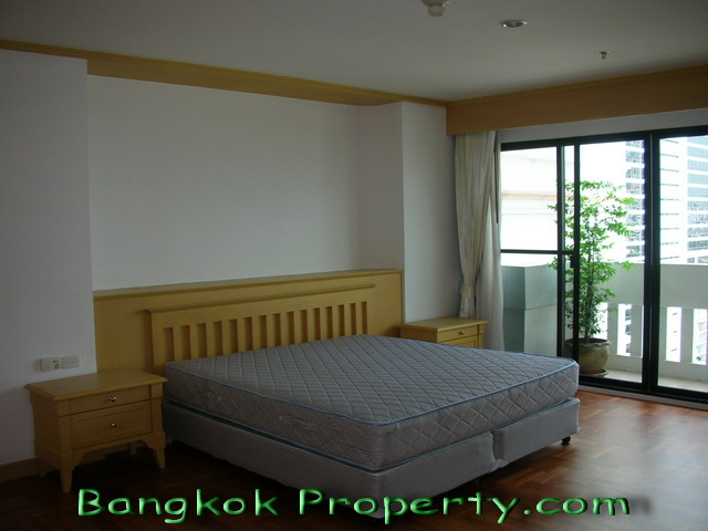 Sukhumvit.  3 Bedrooms Condo / Apartment For Rent. 315sqm (id:243)