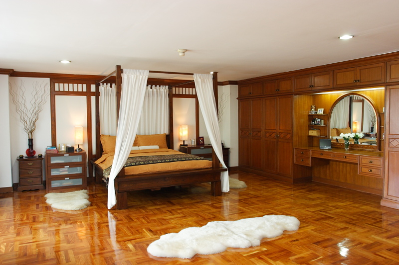 4 Bedrooms Condo / Apartment For Rent. 450sqm (id:3090)