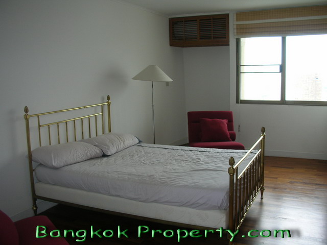 Sukhumvit.  3 Bedrooms Condo / Apartment For Rent. 250sqm (id:286)