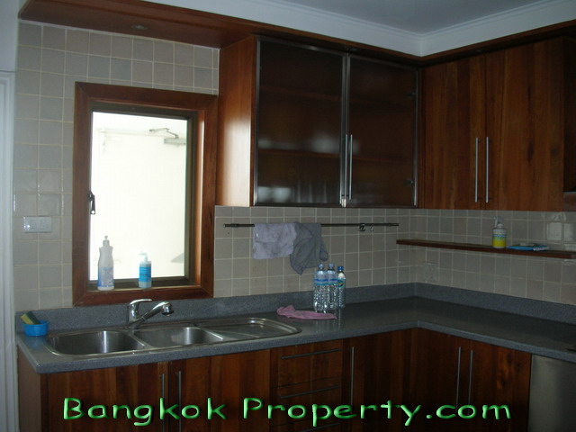 Sukhumvit.  3 Bedrooms Condo / Apartment For Rent. 250sqm (id:286)