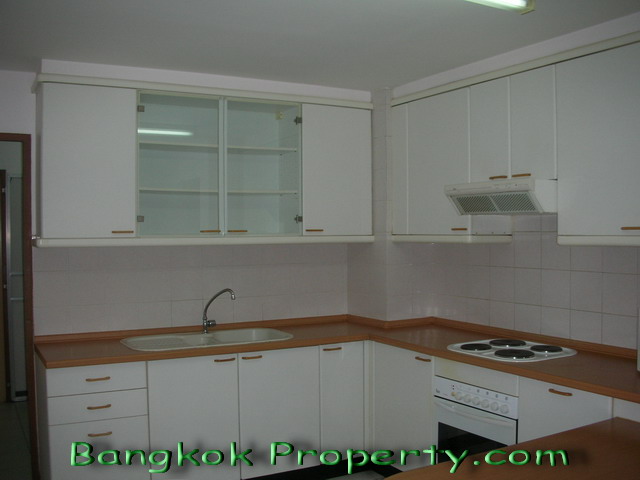 Sukhumvit.  3 Bedrooms Condo / Apartment For Rent. 280sqm (id:287)