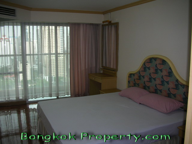 Sukhumvit.  1 Bedroom Condo / Apartment For Rent. 65sqm (id:312)