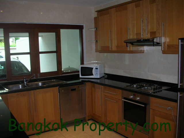 Sukhumvit.  5 Bedrooms Townhouse For Rent. 520sqm (id:319)