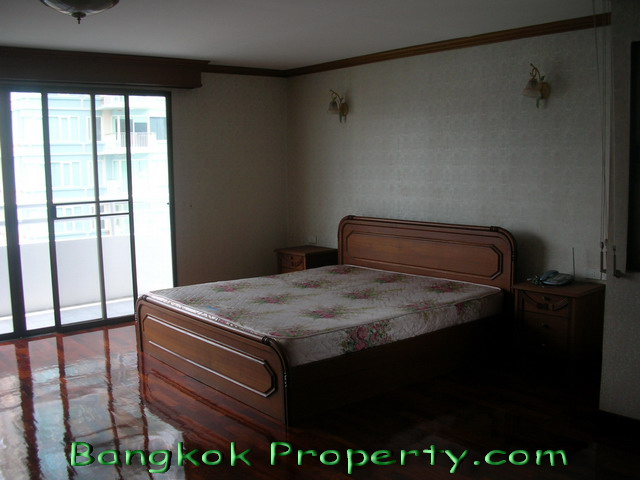 Sukhumvit.  3 Bedrooms Condo / Apartment For Rent. 250sqm (id:327)