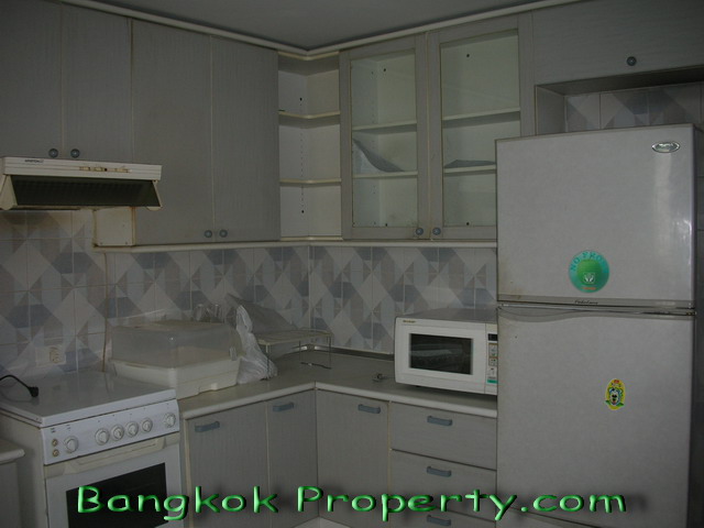 Sukhumvit.  3 Bedrooms Condo / Apartment For Rent. 250sqm (id:327)