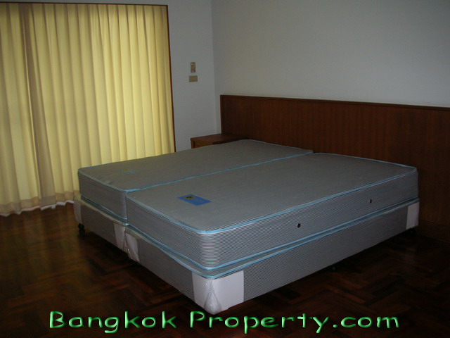 Sukhumvit.  3 Bedrooms Condo / Apartment For Rent. 320sqm (id:332)