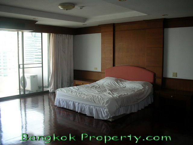 Sukhumvit.  3 Bedrooms Condo / Apartment For Rent. 335sqm (id:334)
