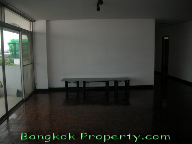 Thonglor.  4 Bedrooms Condo / Apartment For Rent. 250sqm (id:339)