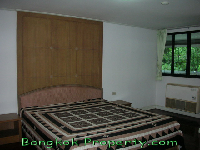 Sukhumvit.  4 Bedrooms Condo / Apartment For Rent. 275sqm (id:401)