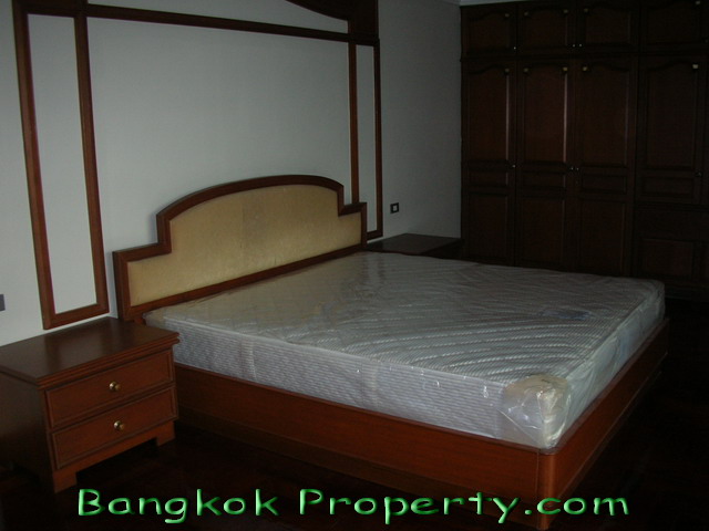 Sukhumvit.  3 Bedrooms Condo / Apartment For Rent. 350sqm (id:403)