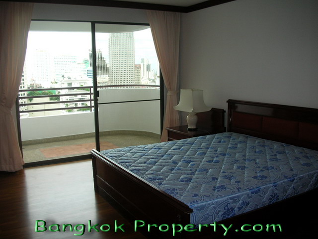 Sukhumvit.  4 Bedrooms Condo / Apartment For Rent. 350sqm (id:427)