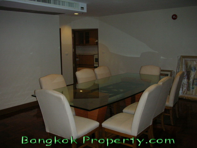 Sukhumvit.  3 Bedrooms Condo / Apartment For Rent. 315sqm (id:444)