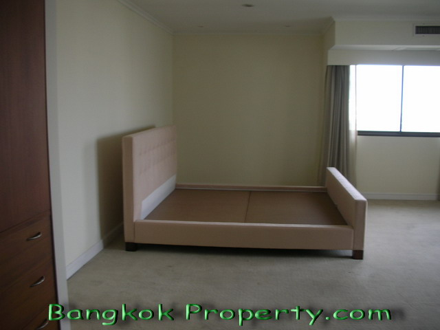 Sukhumvit.  3 Bedrooms Condo / Apartment To Buy. 315sqm (id:118)