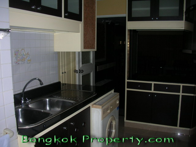 Sukhumvit.  3 Bedrooms Condo / Apartment For Rent. 196sqm (id:462)