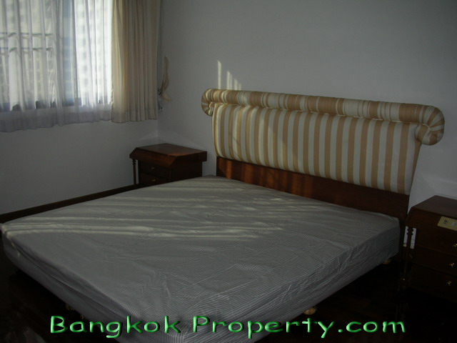 Sukhumvit.  3 Bedrooms Condo / Apartment For Rent. 200sqm (id:141)