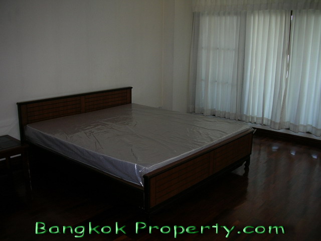 Sukhumvit.  4 Bedrooms Condo / Apartment For Rent. 380sqm (id:80)