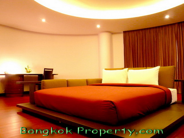 Sukhumvit.  3 Bedrooms Condo / Apartment For Rent. 229sqm (id:494)