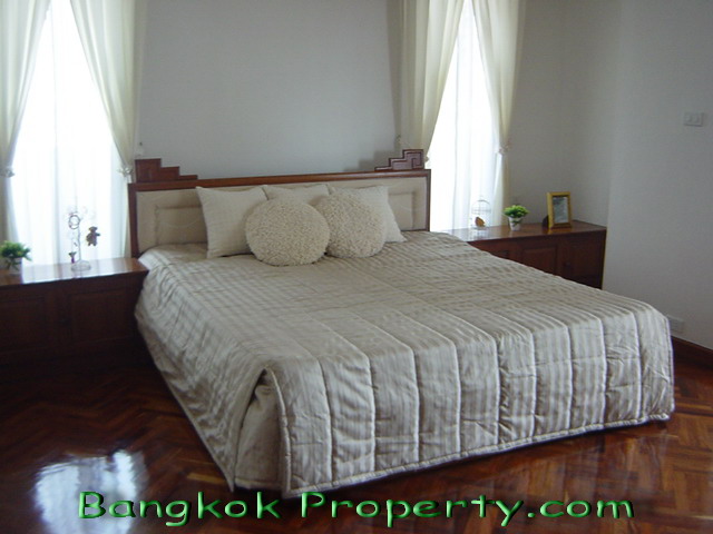 Sukhumvit.  3 Bedrooms Condo / Apartment For Rent. 330sqm (id:514)