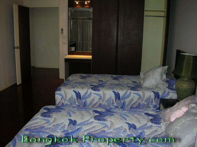 Sukhumvit.  3 Bedrooms Condo / Apartment For Rent. 250sqm (id:651)