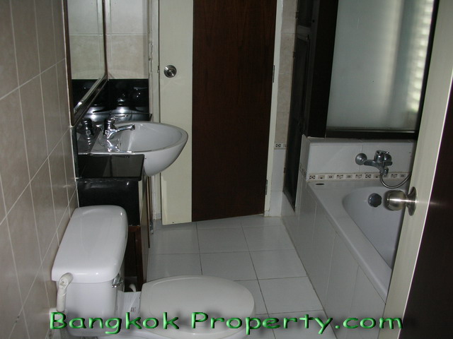 Sukhumvit.  3 Bedrooms Condo / Apartment For Rent. 250sqm (id:651)