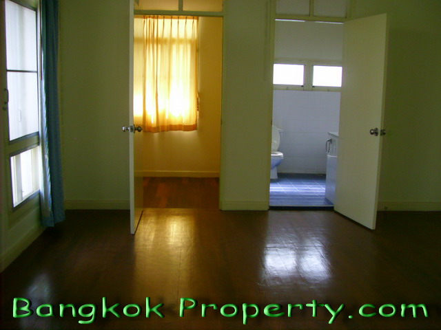 Sukhumvit.  4 Bedrooms House For Rent. 230sqm (id:715)