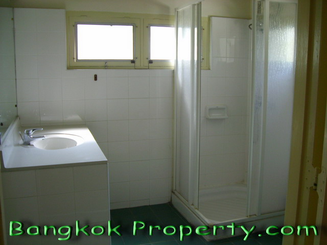 Sukhumvit.  4 Bedrooms House For Rent. 230sqm (id:715)
