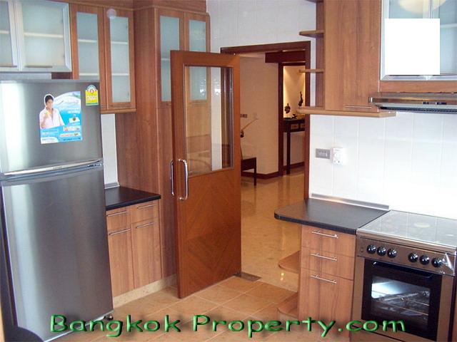 Sukhumvit.  3 Bedrooms Condo / Apartment For Rent. 200sqm (id:68)