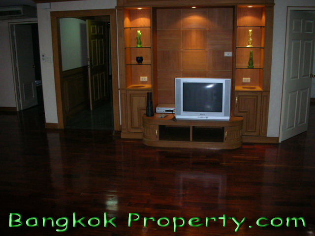 Sukhumvit.  3 Bedrooms Condo / Apartment For Rent. 160sqm (id:667)