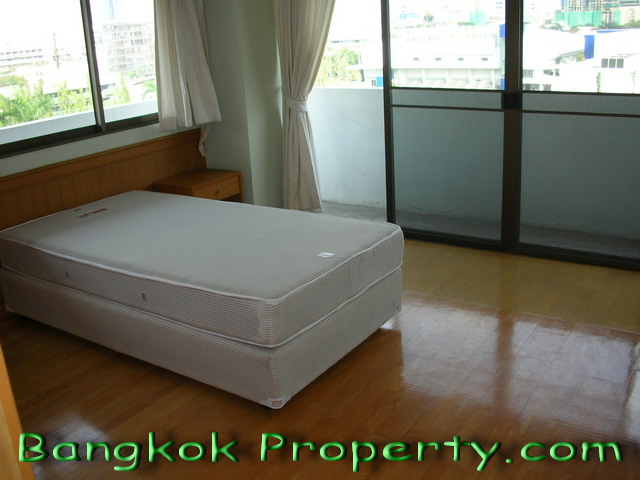 Sukhumvit.  3 Bedrooms Condo / Apartment For Rent. 211sqm (id:673)