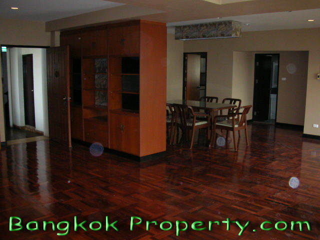 Sukhumvit.  3 Bedrooms Condo / Apartment For Rent. 160sqm (id:658)