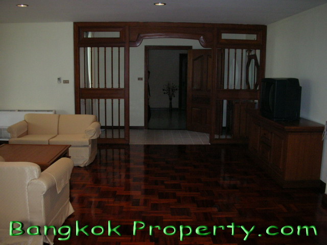 Sukhumvit.  4 Bedrooms Condo / Apartment For Rent. 450sqm (id:719)