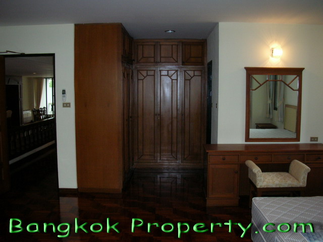 Sukhumvit.  4 Bedrooms Condo / Apartment For Rent. 450sqm (id:719)