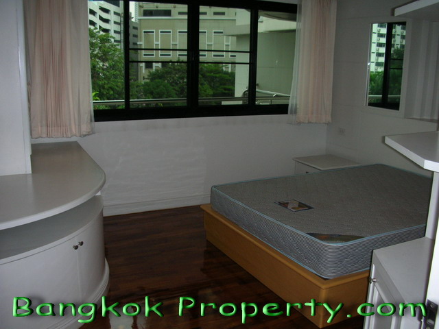 Sukhumvit.  3 Bedrooms Condo / Apartment For Rent. 250sqm (id:699)