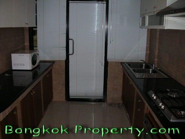 Sukhumvit.  3 Bedrooms Condo / Apartment For Rent. 250sqm (id:701)