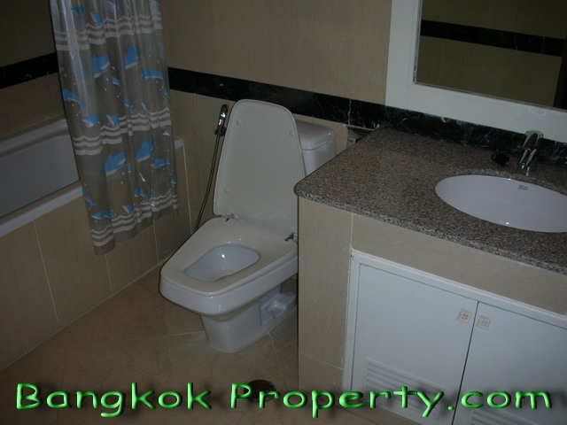 Sukhumvit.  3 Bedrooms Condo / Apartment For Rent. 250sqm (id:701)