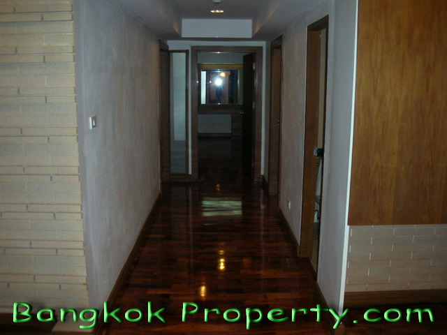 Sukhumvit.  3 Bedrooms Condo / Apartment For Rent. 250sqm (id:698)